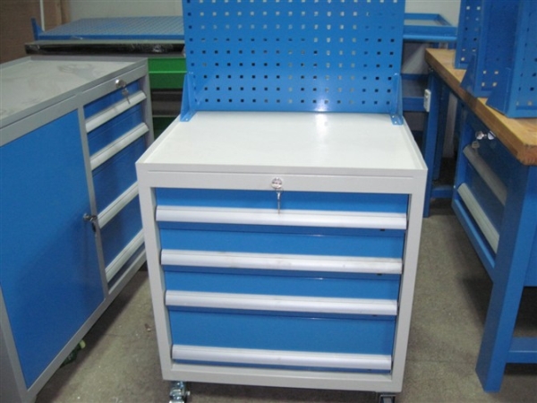 带挂板工具车